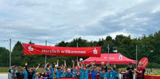 Schüler der Grundschule Berg Eilenburg freuen sich bei der Siegerehrung in ihrer Altersklasse. Foto: Sparkasse Leipzig