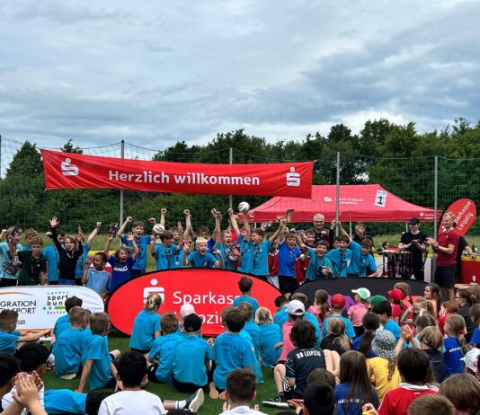 Sch&uuml;ler der Grundschule Berg Eilenburg freuen sich bei der Siegerehrung in ihrer Altersklasse. Foto: Sparkasse Leipzig