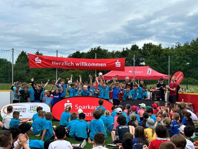 Siegerehrung__c__Sparkasse_Leipzig Schüler der Grundschule Berg Eilenburg freuen sich bei der Siegerehrung in ihrer Altersklasse. Foto: Sparkasse Leipzig