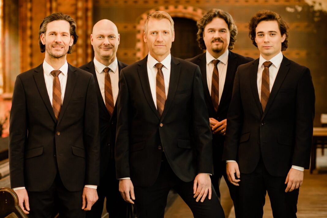 amarcord Das Vokalensemble amarcord ist am 29. August mit dem Bandoneonisten Arne Glorvigen in der Eilen- burger Nikolaikirche zu Gast. Foto: Anne Hornemann