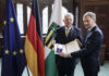 Ein großer Moment: Gotthard Dittrich wird mit dem Verdienstorden der Bundesrepublik Deutschland geehrt. Foto: Nikolai Schmidt