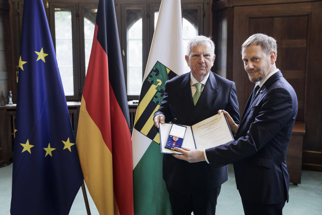 Ministerpräsident Kretschmer überreicht Bundesverdienstorden Ein großer Moment: Gotthard Dittrich wird mit dem Verdienstorden der Bundesrepublik Deutschland geehrt. Foto: Nikolai Schmidt