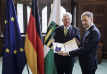 Ein großer Moment: Gotthard Dittrich wird mit dem Verdienstorden der Bundesrepublik Deutschland geehrt. Foto: Nikolai Schmidt
