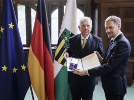 Ein gro&szlig;er Moment: Gotthard Dittrich wird mit dem Verdienstorden der Bundesrepublik Deutschland geehrt. Foto: Nikolai Schmidt