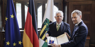Ein großer Moment: Gotthard Dittrich wird mit dem Verdienstorden der Bundesrepublik Deutschland geehrt. Foto: Nikolai Schmidt