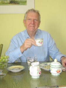 Nimmt zum Kaffee am Thalheim'schen Küchentisch Platz: Gotthard Dittrich. Foto: Traudel Thalheim