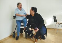 Die Heimleiterin Katrin Sokol (r.) mit Bewohnerin Maria Görlt und Hündin Paula. Foto: Diakonie Leipziger Land