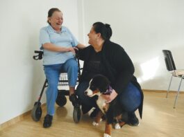 Die Heimleiterin Katrin Sokol (r.) mit Bewohnerin Maria G&ouml;rlt und H&uuml;ndin Paula. Foto: Diakonie Leipziger Land