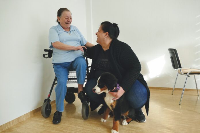 sokol_mit_hund_und_bewohnerin_1 Die Heimleiterin Katrin Sokol (r.) mit Bewohnerin Maria Görlt und Hündin Paula. Foto: Diakonie Leipziger Land