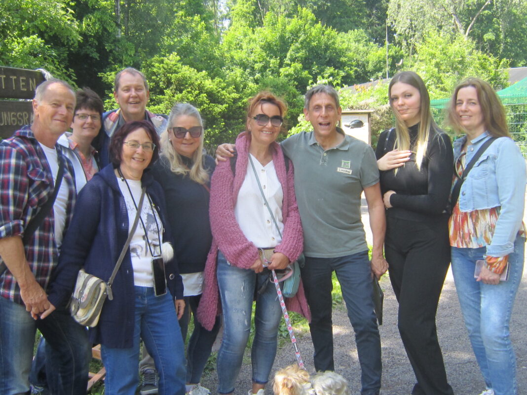 wolf_im_Wildpark_006 Unterwegs im Wildpark mit Thorsten Wolf: Der Kabarettist und Schauspieler hat da eine Menge zu erzählen. Foto: Traudel Thalheim