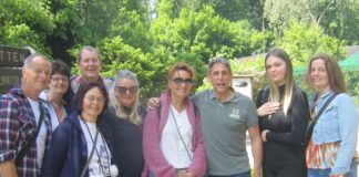 Unterwegs im Wildpark mit Thorsten Wolf: Der Kabarettist und Schauspieler hat da eine Menge zu erzählen. Foto: Traudel Thalheim