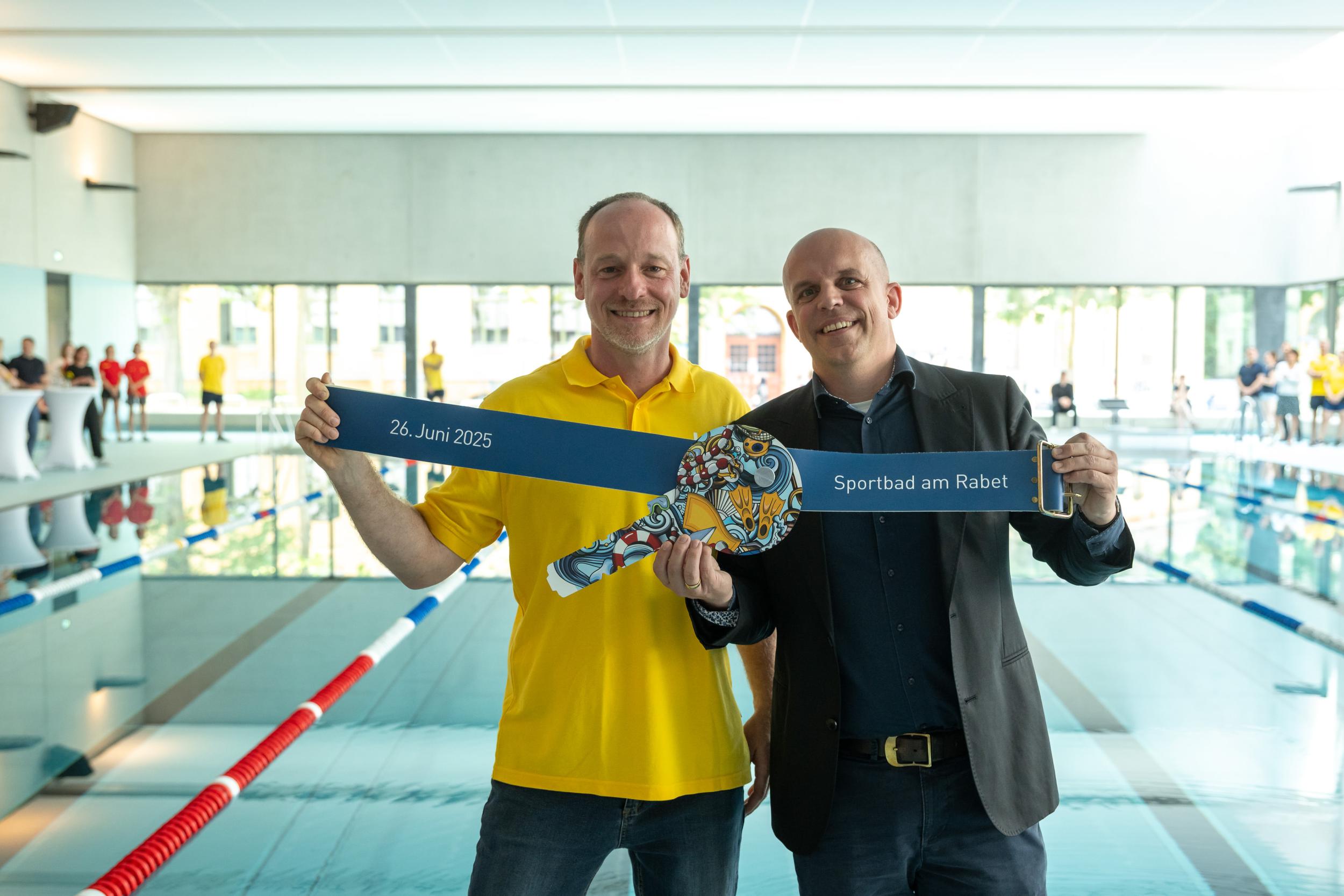 Mit einer symbolischen Schlüsselübergabe wurde das funkelnagelneue Sportbad am Rabet eröffnet - und ab 11. August sind auch die Badegäste willkommen. Foto: Leipziger Gruppe