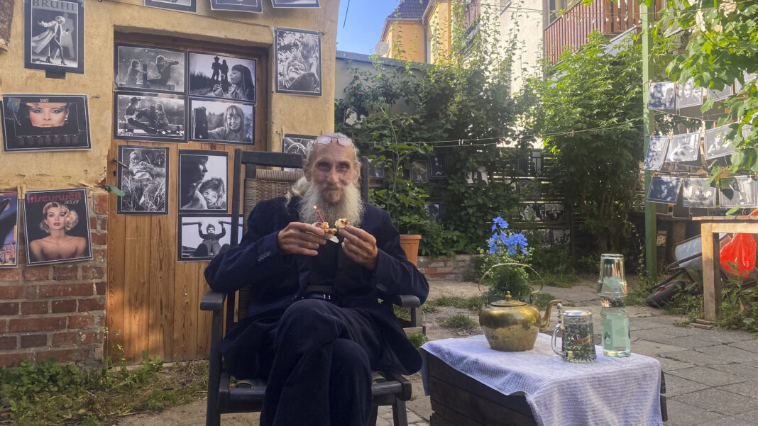 20250629_0003a Lädt an vier Tagen zum Plausch in die Hofgalerie Gestus in der Bornaischen Straße 158: Fotograf Gerd Lehmann hat auch sein riesiges Portfolio von Bildern aus der Leipziger Szene zum Stöbern dabei. Foto: Ron Kuhwede