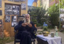 Lädt an vier Tagen zum Plausch in die Hofgalerie Gestus in der Bornaischen Straße 158: Fotograf Gerd Lehmann hat auch sein riesiges Portfolio von Bildern aus der Leipziger Szene zum Stöbern dabei. Foto: Ron Kuhwede