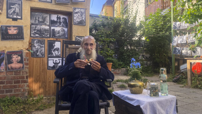 20250629_0003a Lädt an vier Tagen zum Plausch in die Hofgalerie Gestus in der Bornaischen Straße 158: Fotograf Gerd Lehmann hat auch sein riesiges Portfolio von Bildern aus der Leipziger Szene zum Stöbern dabei. Foto: Ron Kuhwede