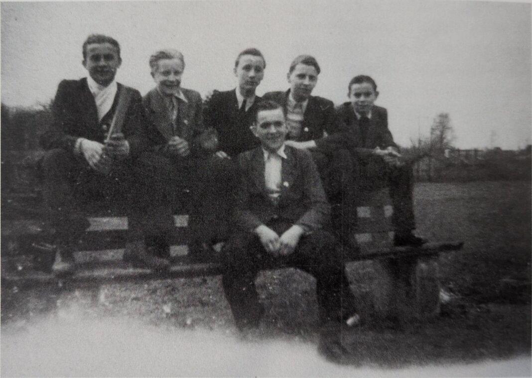 Die_Meyersdorfer_Meute_um_1942_mit_Totenkopfangstecker_am_Revers Die Meyersdorfer Meute im Jahr 1942: Die Geschichte dieser (widerständigen) Jugendbewegung in der Zeit des Nationalsozialismus kann man nun online nachhören. Foto: Foto: TDJW