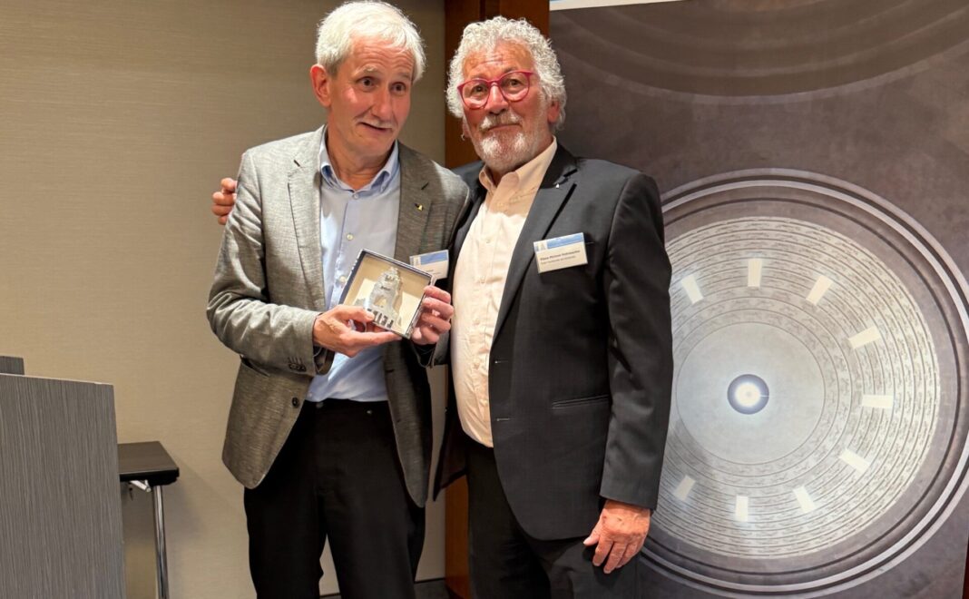 Foto_Frank-Thomas_Suppee Einen Glückwunsch für das neue Ehrenmitglied Michael Lehmann (l.) gab es vom Vereinsvorsitzenden Kalus-Michael Rohrwacher. Foto: Thomas Suppee