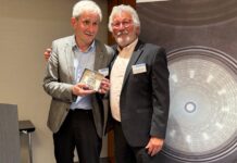 Einen Glückwunsch für das neue Ehrenmitglied Michael Lehmann (l.) gab es vom Vereinsvorsitzenden Kalus-Michael Rohrwacher. Foto: Thomas Suppee