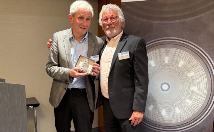 Foto_Frank-Thomas_Suppee Einen Glückwunsch für das neue Ehrenmitglied Michael Lehmann (l.) gab es vom Vereinsvorsitzenden Kalus-Michael Rohrwacher. Foto: Thomas Suppee