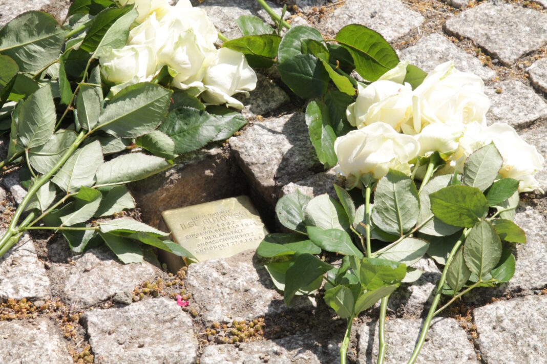 Der erste Stolperstein in Brandis wurde in Gedenken an Ilse Gutowski verlegt. Foto: Stadt Brandis