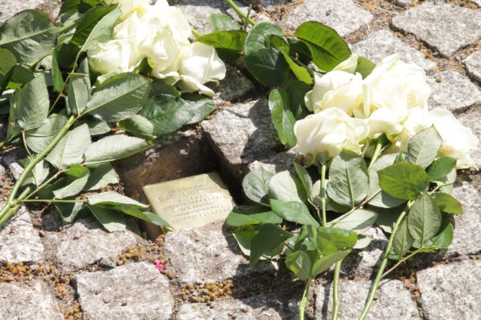 Foto_Stolperstein_Gutowski Der erste Stolperstein in Brandis wurde in Gedenken an Ilse Gutowski verlegt. Foto: Stadt Brandis