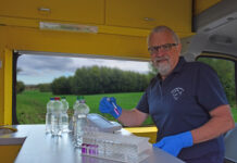 Harald Gülzow bei der Analyse einer Wasserprobe. Foto: Ruben Wiltsch