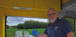 Harald Gülzow bei der Analyse einer Wasserprobe. Foto: Ruben Wiltsch