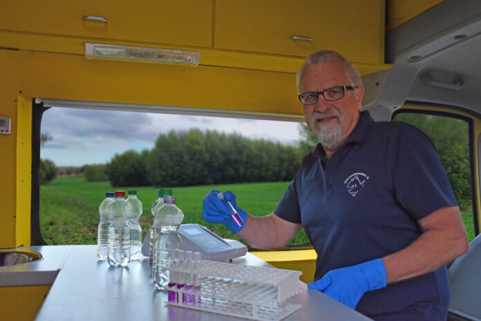 Harald G&uuml;lzow bei der Analyse einer Wasserprobe. Foto: Ruben Wiltsch