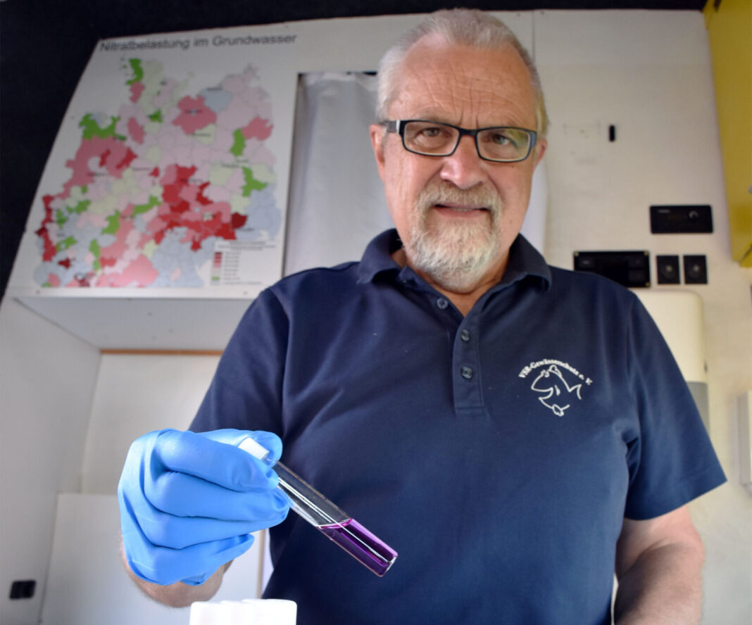 Harald Gülzow analysiert eine Wasserprobe. Foto: Ruben Wiltsch