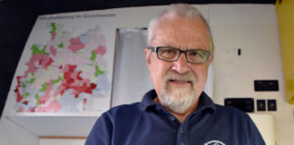 Harald Gülzow analysiert eine Wasserprobe. Foto: Ruben Wiltsch