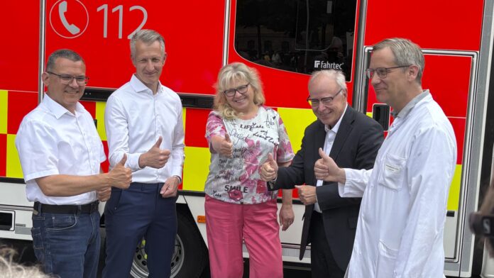 Inbetriebnahme ITW in Leipzig Feierlicher Startschuss des ITW in Leipzig: Seit einigen Tagen ist das hochspezialisierte Rettungsmittel in der Region unterwegs. Foto: Jörn Glaser, Universitätsklinikum Leipzig