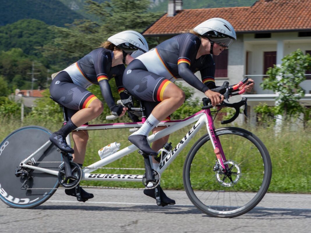 Jenny_Hofmann_rechts_als_Pilotin_auf_dem_Tandem_mit_Johanna_Recktenwald Die Leipzigerin Jenny Hofmann vom SC DHfK mit der sehbehinderten Parasportlerin Johanna Recktenwald Foto: privat