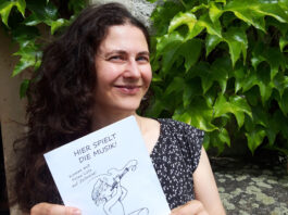 Museumsmitarbeiterin Marlene Hofmann mit dem neuen Sommer-R&auml;tsel. W&auml;hrend ihre Kollegin Franziska Huberty das inhaltliche Konzept schrieb und die Texte vertonte, zeichnete sie Prinz Lulu, schnitt Audios und gestaltete die R&auml;tseltexte. Foto: Burg Posterstein