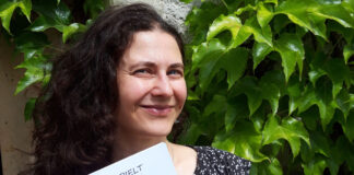 Museumsmitarbeiterin Marlene Hofmann mit dem neuen Sommer-Rätsel. Während ihre Kollegin Franziska Huberty das inhaltliche Konzept schrieb und die Texte vertonte, zeichnete sie Prinz Lulu, schnitt Audios und gestaltete die Rätseltexte. Foto: Burg Posterstein