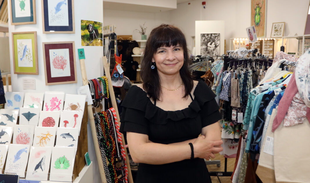 Portrt von Knstlerin Melanie Gro§e im Pop-Up-Store im Petersbogen in Leipzig Melanie Große ist die Chefin des Ladens „Handmade Designs“ im Petersbogen in Leipzig. Foto: André Kempner