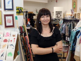 Melanie Gro&szlig;e ist die Chefin des Ladens &bdquo;Handmade Designs&ldquo; im Petersbogen in Leipzig. Foto: Andr&eacute; Kempner