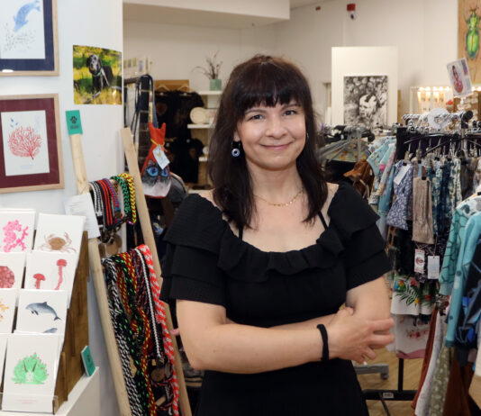 Melanie Gro&szlig;e ist die Chefin des Ladens &bdquo;Handmade Designs&ldquo; im Petersbogen in Leipzig. Foto: Andr&eacute; Kempner