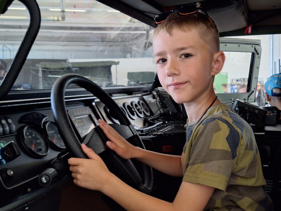 Niila_8 So viele Instrumente des zwölf Tonnen schweren „Dingo“ faszinierten den achtjährigen Niila im Führerhaus des gepanzerten Transportfahrzeugs. Foto: Jochen Reitstätter