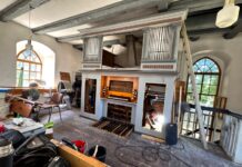 Im Juni wurde die Orgelempore in Authausen zur Großbaustelle. Mitarbeiter der Firma Rühle bauten alle zuvor demontierten und teilweise überarbeiteten Orgelelemente wieder ein. Foto: Andreas Bechert