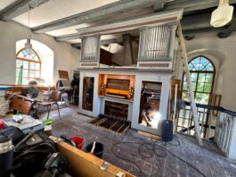 Im Juni wurde die Orgelempore in Authausen zur Gro&szlig;baustelle. Mitarbeiter der Firma R&uuml;hle bauten alle zuvor demontierten und teilweise &uuml;berarbeiteten Orgelelemente wieder ein. Foto: Andreas Bechert