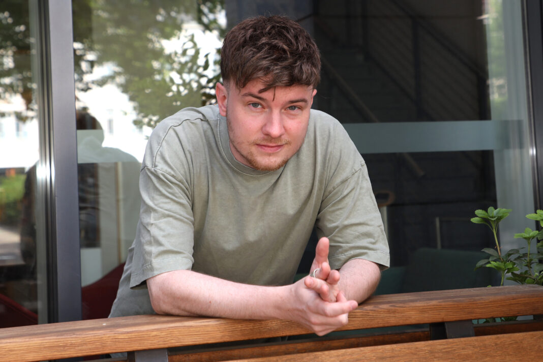 Portrt von Popsnger Toni Kraus in Leipzig In Berlin kriege ich nach drei Tagen eine Macke”, sagt der Wahlleipziger Toni Kraus. Als Dorfkind fühlt er sich in Gohlis, in einem nicht ganz so trubeligen Viertel, sehr wohl. Foto: André Kempner