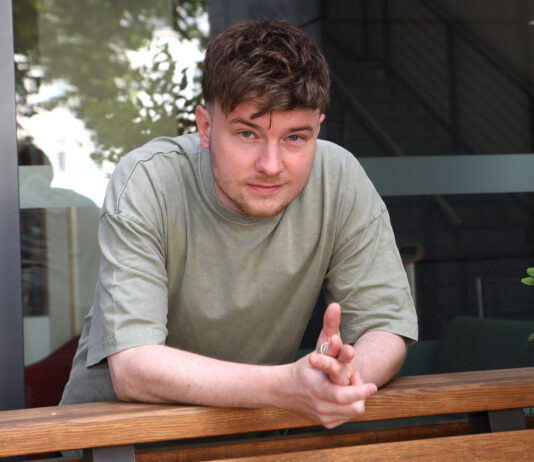 In Berlin kriege ich nach drei Tagen eine Macke&rdquo;, sagt der Wahlleipziger Toni Kraus. Als Dorfkind f&uuml;hlt er sich in Gohlis, in einem nicht ganz so trubeligen Viertel, sehr wohl. Foto: Andr&eacute; Kempner