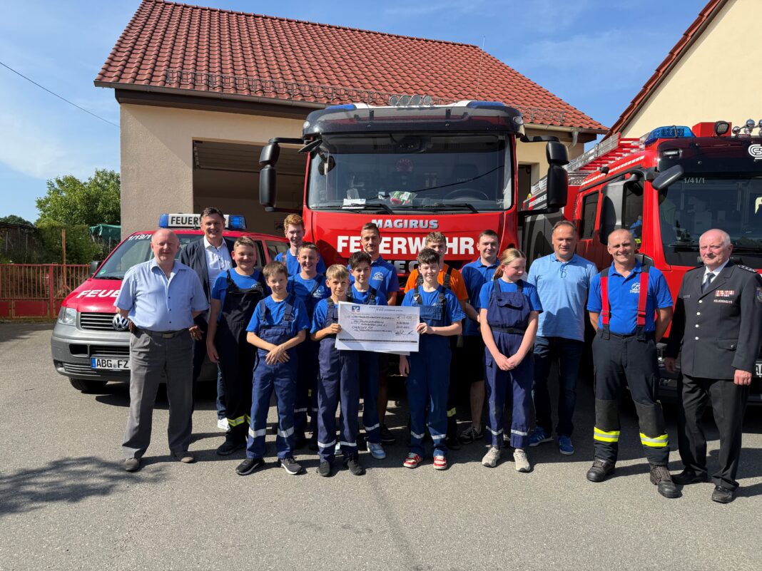 Pressefoto_Jugendfeuerwehr Die Jugendfeuerwehr Ziegelheim nahm die Spende der Förderstiftung der VR-Bank Altenburger Land eG an den Kreisfeuerwehrverband Altenburger Land e.V. stellvertretend entgegen. Foto: VR-Bank Altenburger Land eG