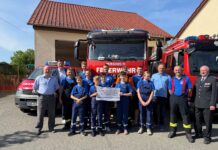 Die Jugendfeuerwehr Ziegelheim nahm die Spende der Förderstiftung der VR-Bank Altenburger Land eG an den Kreisfeuerwehrverband Altenburger Land e.V. stellvertretend entgegen. Foto: VR-Bank Altenburger Land eG