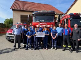 Die Jugendfeuerwehr Ziegelheim nahm die Spende der F&ouml;rderstiftung der VR-Bank Altenburger Land eG an den Kreisfeuerwehrverband Altenburger Land e.V. stellvertretend entgegen. Foto: VR-Bank Altenburger Land eG