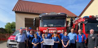 Die Jugendfeuerwehr Ziegelheim nahm die Spende der Förderstiftung der VR-Bank Altenburger Land eG an den Kreisfeuerwehrverband Altenburger Land e.V. stellvertretend entgegen. Foto: VR-Bank Altenburger Land eG