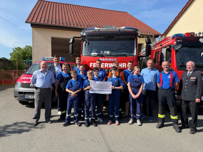 Die Jugendfeuerwehr Ziegelheim nahm die Spende der F&ouml;rderstiftung der VR-Bank Altenburger Land eG an den Kreisfeuerwehrverband Altenburger Land e.V. stellvertretend entgegen. Foto: VR-Bank Altenburger Land eG