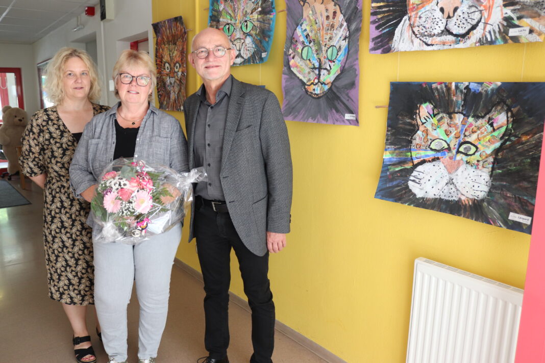 Regenbogenschule In den Ruhestand geht Christine Meischl (m.) wurde nach insgesamt 42 Jahren im Schuldienst in den Ruhestand verabschiedet. Foto: PM