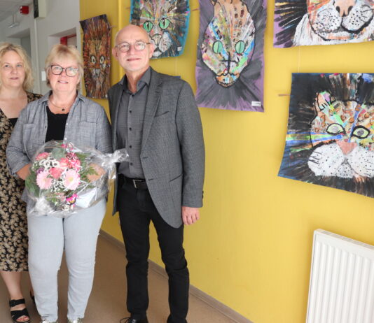 In den Ruhestand geht Christine Meischl (m.) wurde nach insgesamt 42 Jahren im Schuldienst in den Ruhestand verabschiedet. Foto: PM
