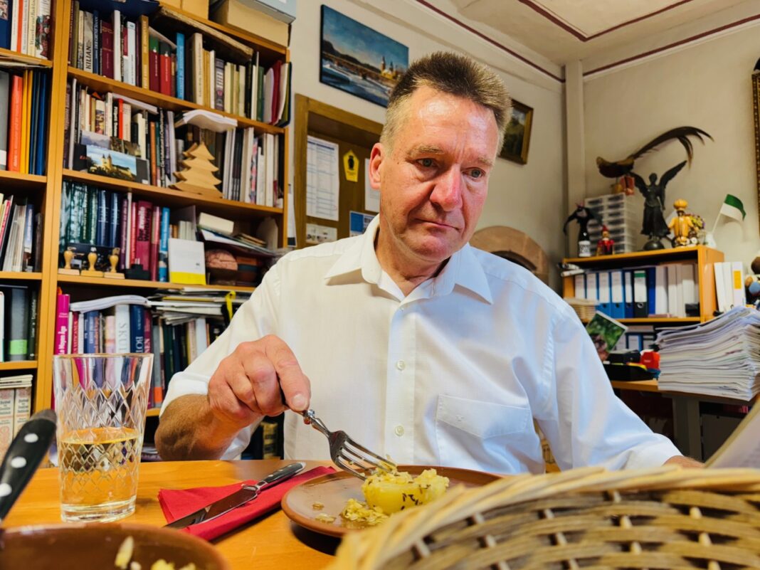 SaSo2 Peter Knierriem lässt es sich schmecken: Der Handkäse ist ein Muss für den Hessen beim spätfrühen Essen. Foto: Lars Preußer